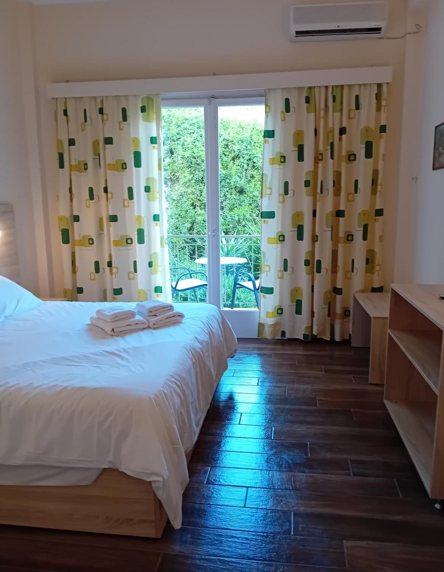 Hermes Agia Marina  Buitenkant foto